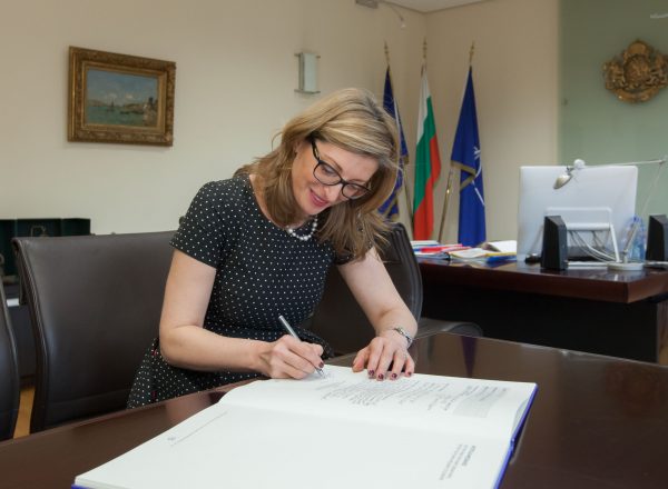2-Deputy Prime Minister Ekaterina Zaharieva signing the Europe Reads book